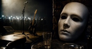 Música de culto: ¿Una etiqueta para esconder el fracaso? La mascara es la etiqueta detrás de la cual algunos músicos se refugian para no enfrentar ciertas preguntas sobre su proyecto artístico