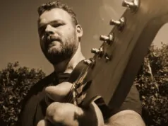 Dan Higgins debuta con Twenty Twenty Six, un álbum de indie rock nacido entre la vida cotidiana y la pasión por componer