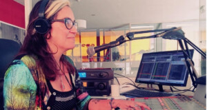 Georgina Bruno durante la entrevista para la sección La Banda Sonora de tu Vida de AqM Revista.