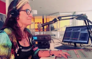 Georgina Bruno: la radio como banda sonora de una vida entre canciones y recuerdos Georgina Bruno durante la entrevista para la sección La Banda Sonora de tu Vida de AqM Revista.