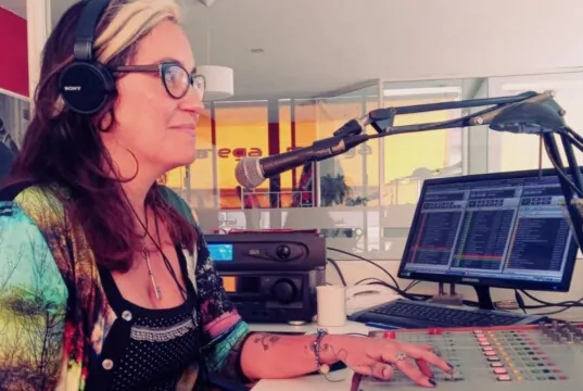 Georgina Bruno: la radio como banda sonora de una vida entre canciones y recuerdos Georgina Bruno durante la entrevista para la sección La Banda Sonora de tu Vida de AqM Revista.