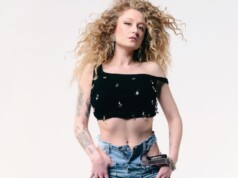 Janet Devlin convierte los rumores de pueblo en un himno country con «Diane» La cantante y compositora irlandesa regresa con "Diane", un sencillo cargado de humor, guitarras rockeras y espíritu country que retrata el universo de los chismes en los pequeños pueblos con una mirada tan irónica como contagiosa.