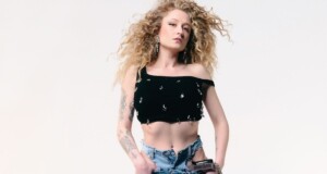 La cantante y compositora irlandesa regresa con "Diane", un sencillo cargado de humor, guitarras rockeras y espíritu country que retrata el universo de los chismes en los pequeños pueblos con una mirada tan irónica como contagiosa.