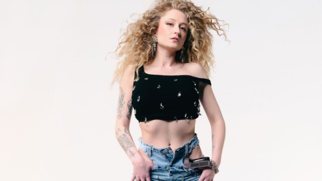 La cantante y compositora irlandesa regresa con "Diane", un sencillo cargado de humor, guitarras rockeras y espíritu country que retrata el universo de los chismes en los pequeños pueblos con una mirada tan irónica como contagiosa.
