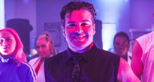 El cantante británico inaugura una nueva etapa artística con un single que convierte la tristeza de una ruptura en una celebración de libertad, energía y redescubrimiento personal.