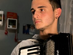 Luca Dominici captura la nostalgia del verano en su nuevo sencillo «Sabbia nei Jeans» Luca Dominici captura la nostalgia del verano en su nuevo sencillo "Sabbia nei Jeans"