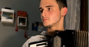 Luca Dominici captura la nostalgia del verano en su nuevo sencillo "Sabbia nei Jeans"