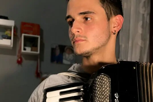 Luca Dominici captura la nostalgia del verano en su nuevo sencillo "Sabbia nei Jeans"