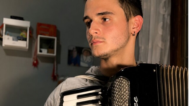 Luca Dominici captura la nostalgia del verano en su nuevo sencillo "Sabbia nei Jeans"