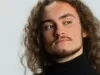 El joven artista de Curb Records presenta una canción luminosa que combina pop, melodías tropicales y la emoción de un romance estival, consolidando una identidad artística que sigue ganando terreno.
