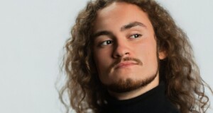El joven artista de Curb Records presenta una canción luminosa que combina pop, melodías tropicales y la emoción de un romance estival, consolidando una identidad artística que sigue ganando terreno.