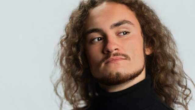 El joven artista de Curb Records presenta una canción luminosa que combina pop, melodías tropicales y la emoción de un romance estival, consolidando una identidad artística que sigue ganando terreno.