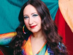 Rachael Sage transforma el dolor en esperanza con el emotivo videoclip de «Nexus (Acoustic)» La cantautora y activista neoyorquina presenta una nueva versión acústica de Nexus, un homenaje a Nex Benedict que celebra la diversidad, la empatía y el poder transformador de la música. La canción formará parte de su próximo álbum Under My Canopy.