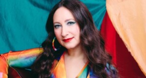 La cantautora y activista neoyorquina presenta una nueva versión acústica de Nexus, un homenaje a Nex Benedict que celebra la diversidad, la empatía y el poder transformador de la música. La canción formará parte de su próximo álbum Under My Canopy.