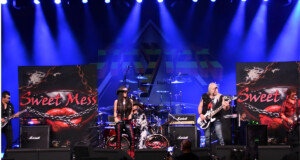 Sweet Mess presenta "My Machine", un poderoso nuevo sencillo de hard rock que combina riffs intensos, letras profundas y una energía explosiva.