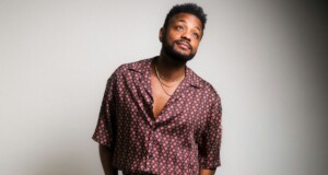 El cantante y compositor estadounidense presenta una canción que combina soul y pop para transmitir un poderoso mensaje sobre la identidad, la resiliencia y el orgullo de ser uno mismo.