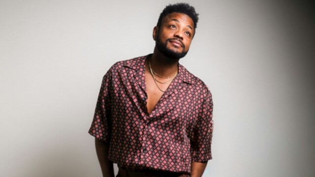 El cantante y compositor estadounidense presenta una canción que combina soul y pop para transmitir un poderoso mensaje sobre la identidad, la resiliencia y el orgullo de ser uno mismo.