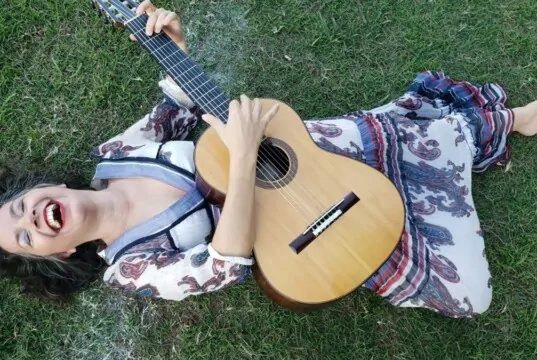 Cecilia Zabala presenta la primera edición de «Guitarra y vos» junto a Agostina Elzegbe cecilia zabala