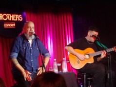 Crónica de una noche de reggae y nostalgia: Bahiano en Brothers Concert Bahiano se presentó en Brothers Concert de Tandil con un show acústico a sala llena. Crónica, repertorio, clima del recital y la conexión con el público.