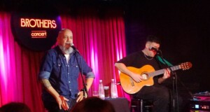 Bahiano se presentó en Brothers Concert de Tandil con un show acústico a sala llena. Crónica, repertorio, clima del recital y la conexión con el público.