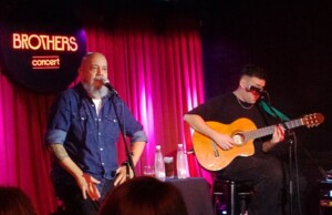 Crónica de una noche de reggae y nostalgia: Bahiano en Brothers Concert Bahiano se presentó en Brothers Concert de Tandil con un show acústico a sala llena. Crónica, repertorio, clima del recital y la conexión con el público.