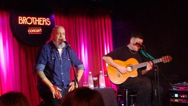 Bahiano se presentó en Brothers Concert de Tandil con un show acústico a sala llena. Crónica, repertorio, clima del recital y la conexión con el público.