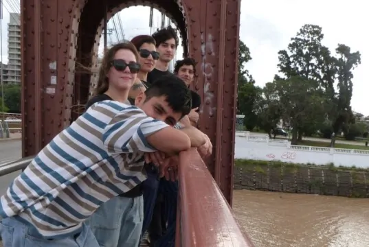 Mateo Meteoro presenta “Fin de Mes”, una canción sobre sobrevivir a la vida adulta mateo meteoro