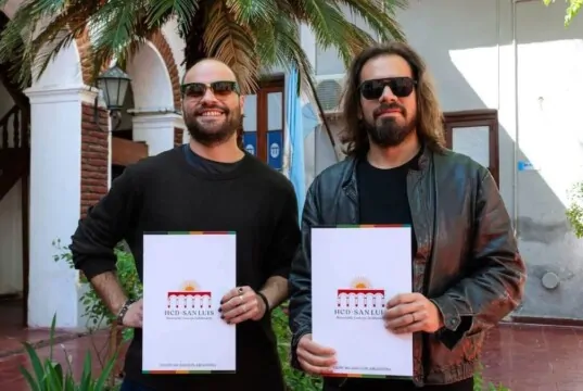 Integrantes de Regular Juan, banda nominada a los Premios AqM 2026.