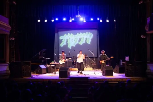 Totty Cáceres: transformar la ansiedad en canciones y llevar a Azul al escenario totty caceres
